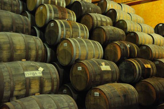 Barris para envelhecimento de tequila na fábrica da José Cuervo, na cidade de Tequila, no México